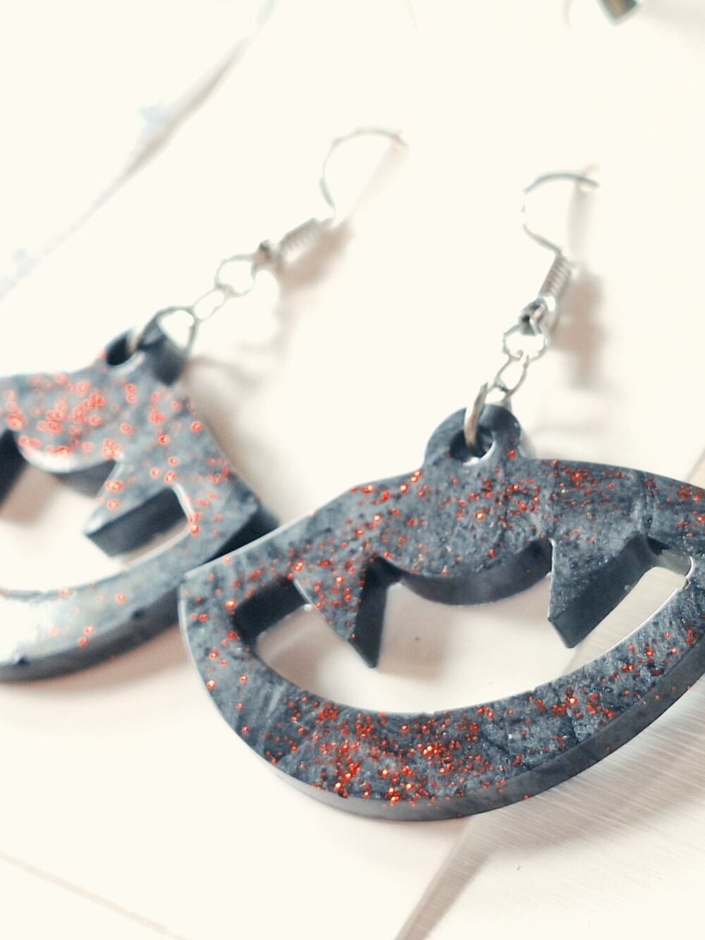 🧛♀️ Vampire Fang Glitter Dangle Earrings – Halloween Gothic Jewelry